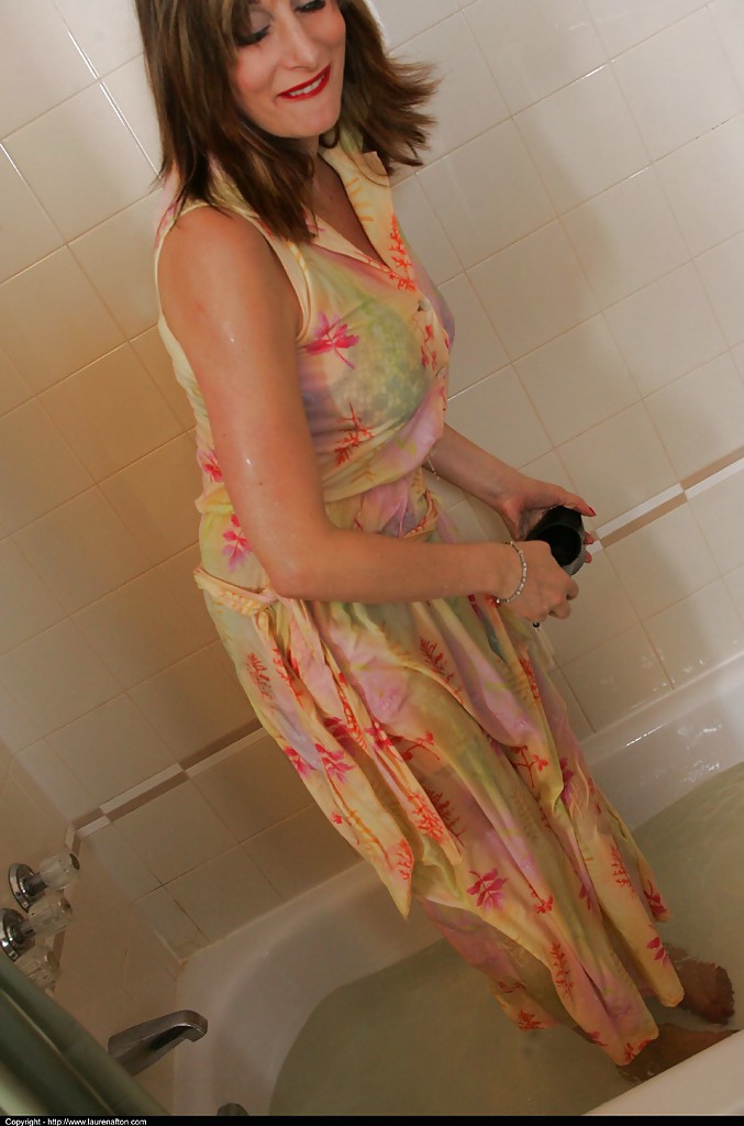 Nena madura fetichista en medias bañándose en su ropa
 #52442676