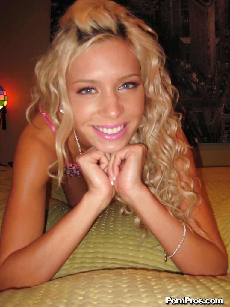 La jovencita sexy Kacey Jordan muestra su bonita cara y sus pequeñas tetas
 #54394190