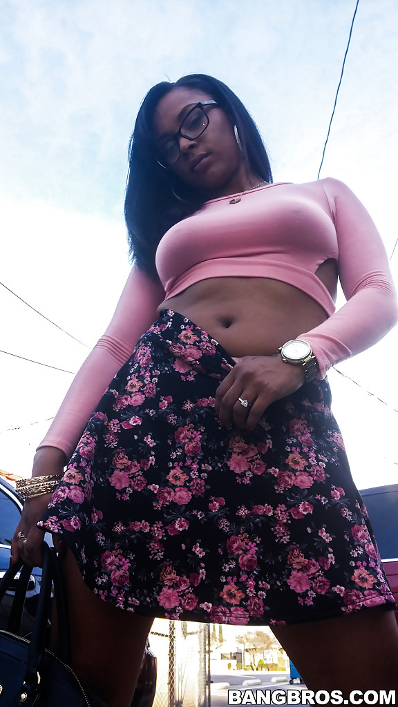 Busty pulcino ebano porsha carrera mostrando il suo perizoma mutandine e culo phat
 #50639171