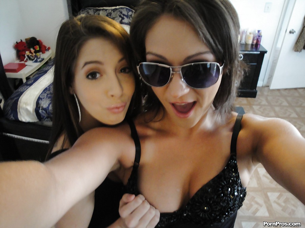 Teen Babes mit heißen Hintern Allison und Roxy posieren in sexy Höschen
 #55403388