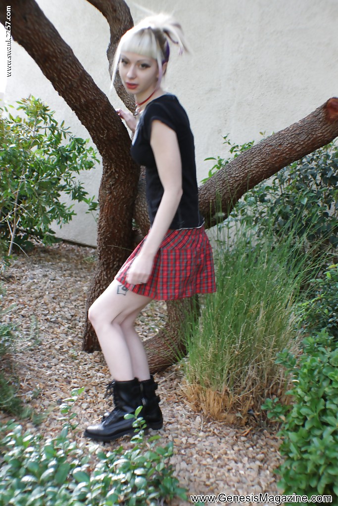 刺青の入ったブロンドの女の子symoneがプリーツスカートで屋外でノンヌードのポーズをとる
 #51364389