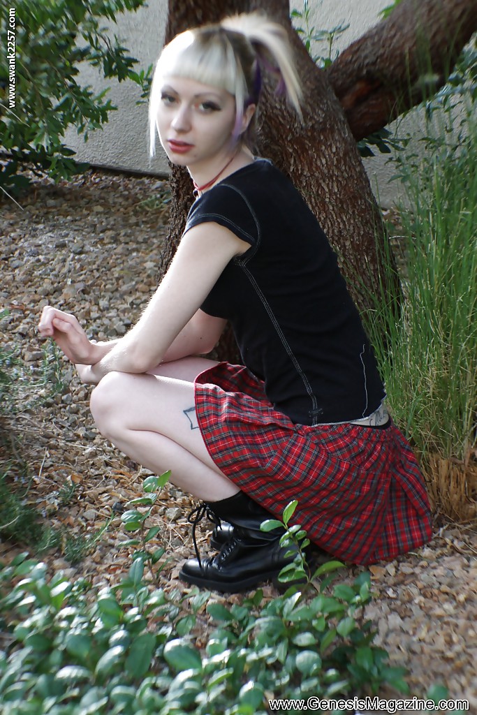 刺青の入ったブロンドの女の子symoneがプリーツスカートで屋外でノンヌードのポーズをとる
 #51364395