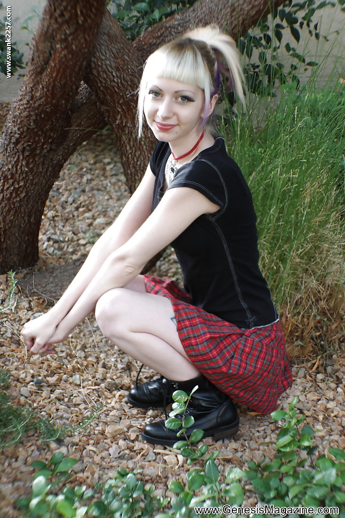 刺青の入ったブロンドの女の子symoneがプリーツスカートで屋外でノンヌードのポーズをとる
 #51364402