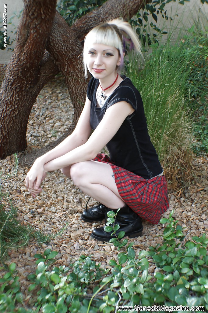 刺青の入ったブロンドの女の子symoneがプリーツスカートで屋外でノンヌードのポーズをとる
 #51364417