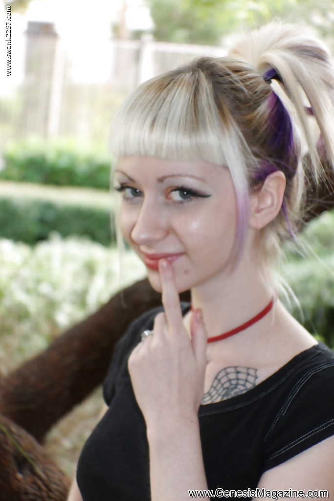 Tattooed blonde Mädchen symone posiert nicht nackt im Freien in Faltenrock
 #51364436