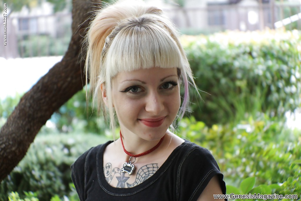 Tattooed blonde Mädchen symone posiert nicht nackt im Freien in Faltenrock
 #51364446