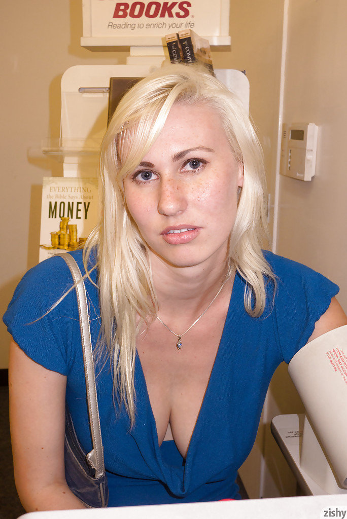 Iris Robie, jeune pâle à la poitrine naturelle, exhibe ses gros seins.
 #51365806