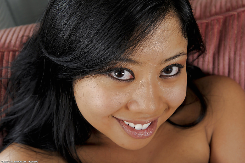 Kya, une asiatique aux cheveux noirs, enlève sa petite mini-jupe sexy.
 #50920518