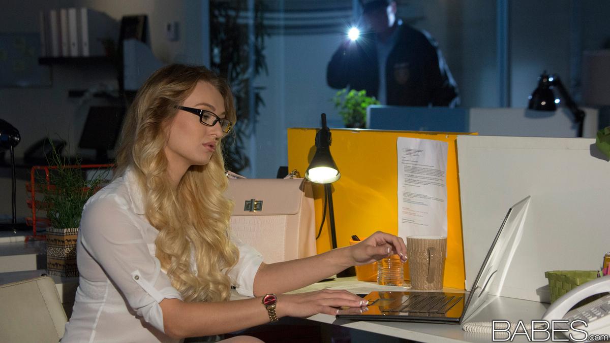 Atemberaubende blonde cutie natalia bekommt ihre Muschi im Büro gepflügt
 #51380605