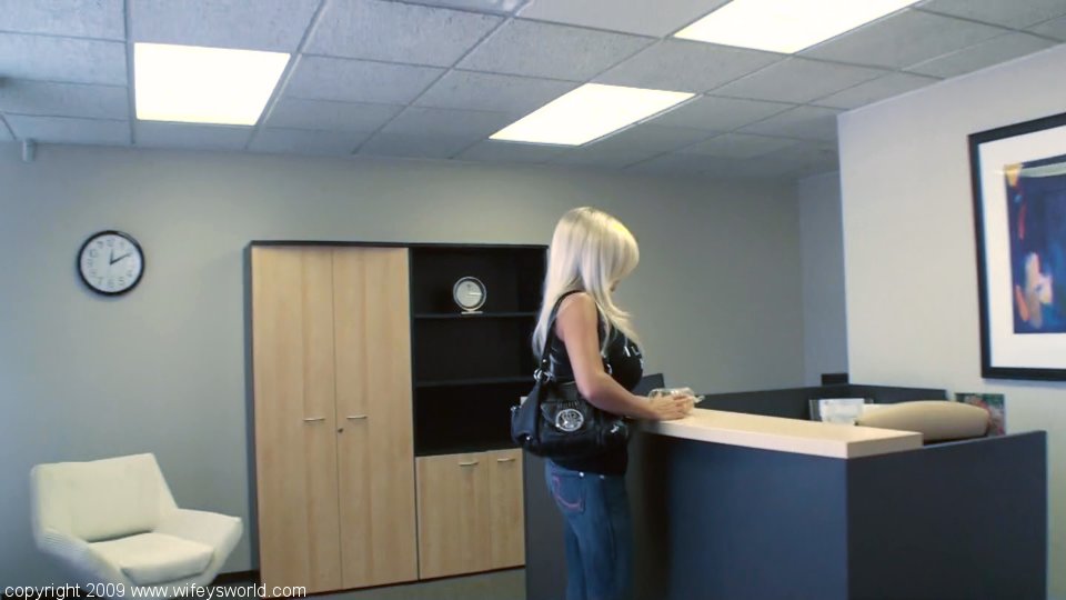 Curvaceous blonde milf in jeans wifey posando en la oficina
 #55452974