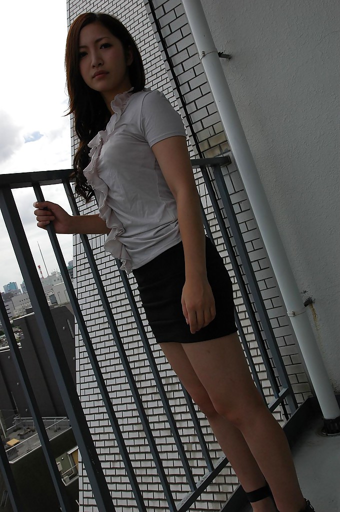 La joven asiática Yuma Yoneyama se desnuda y abre sus labios inferiores en un primer plano
 #51219731