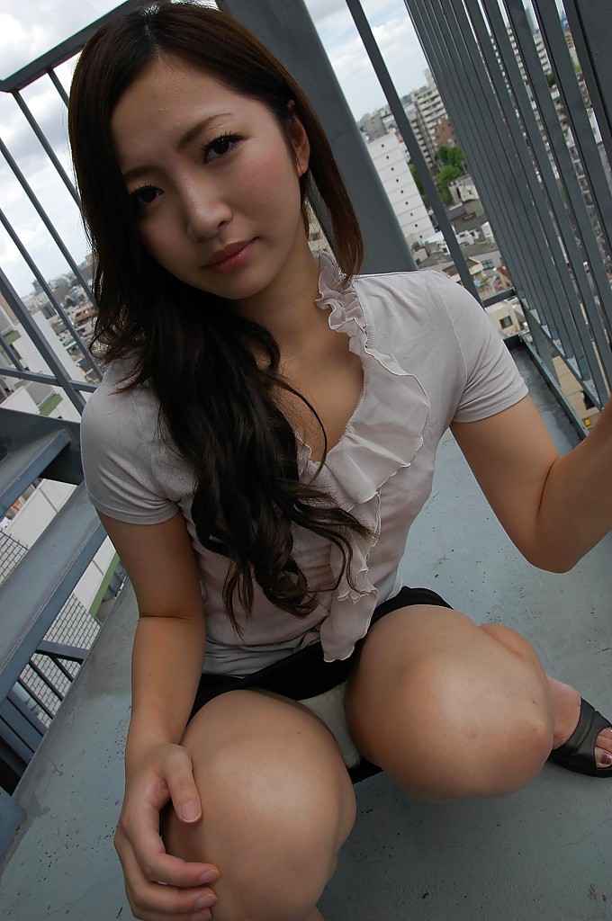 L'adolescente asiatica Yuma Yoneyama si spoglia e allarga le sue labbra inferiori in primo piano
 #51219734