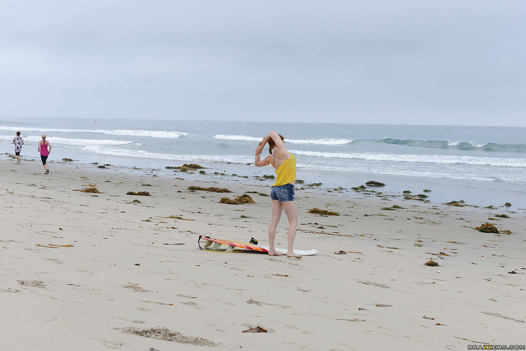 Ginger Mädchen mit großen Arsch Penny zeigt ihre Fähigkeiten am Strand
 #51361531