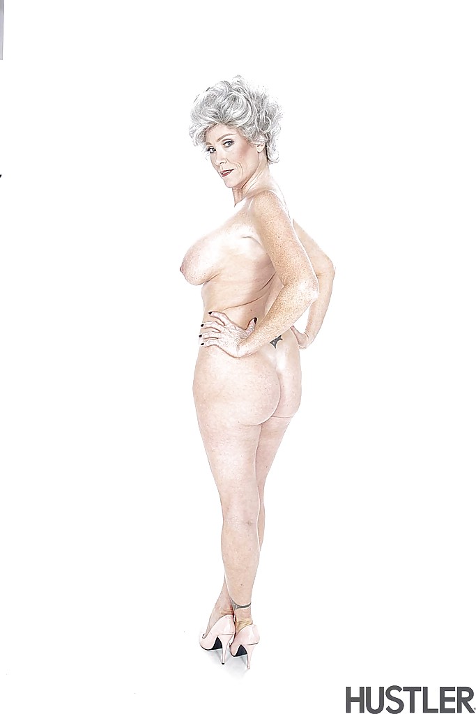Darla Crane, star du porno mature, montre ses énormes nichons de grand-mère.
 #53634738