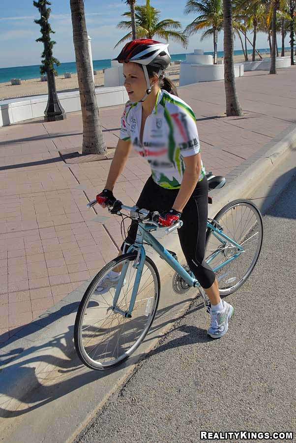 屋外で自転車に乗っているときに、セクシーなサイクリストの女性が接続され、ファックされる。
 #51415939