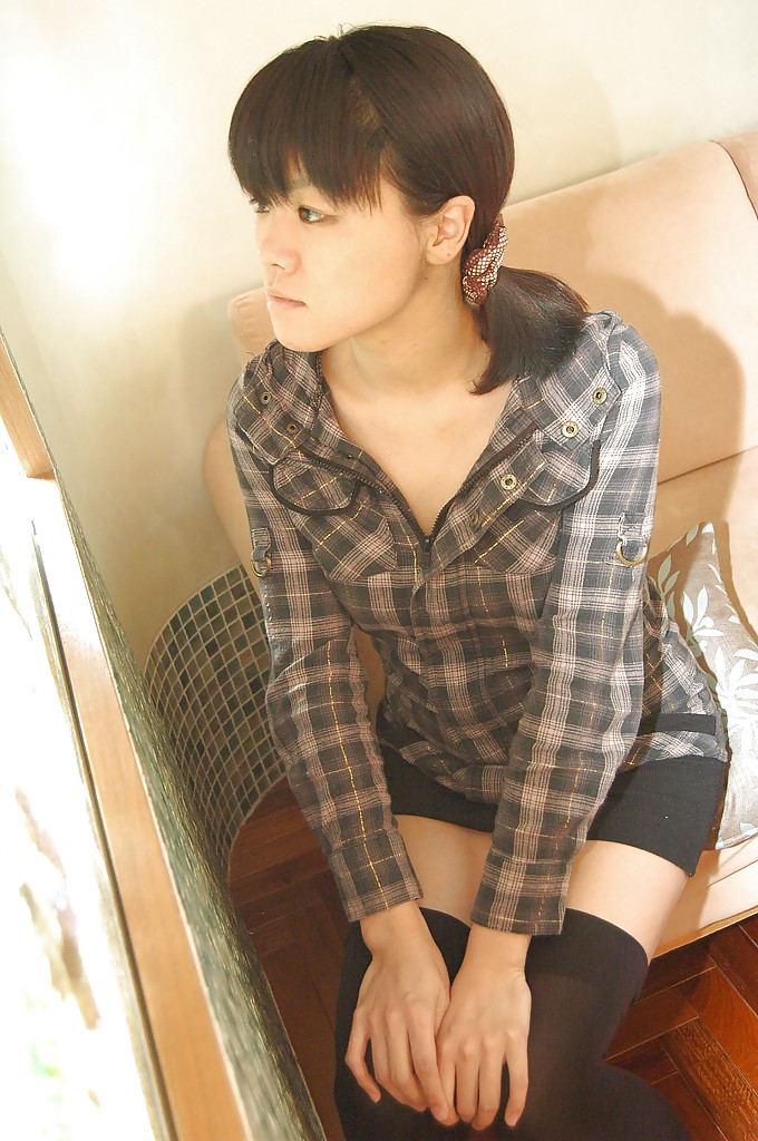 Midori kimishima spreizt ihre Beine weit, um ihre haarige Möse zu zeigen
 #50044055