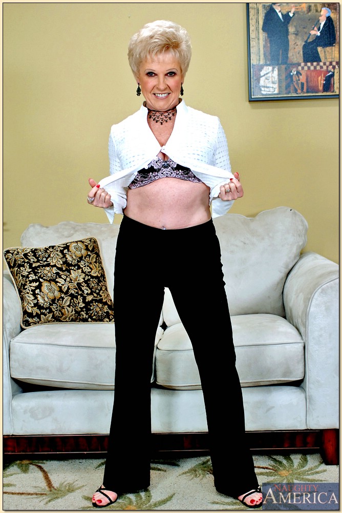 Mamá tetona mrs. jewell desnuda y exponiendo su coño afeitado
 #55068224