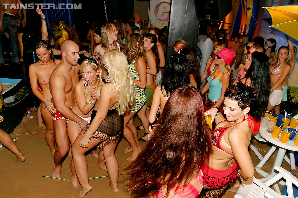 Lüstere Damen in Bikinis haben Gruppensex-Spaß auf der wilden Party
 #53303374