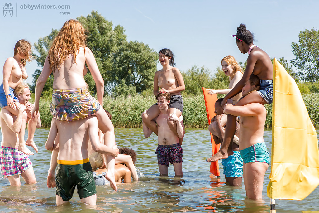 Des garçons et des filles européens amateurs luttent nus en plein air sur la plage.
 #50167776