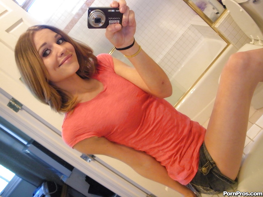 La jeune Kasey Chase se déshabille dans la salle de bain et prend des photos d'elle.
 #54445418