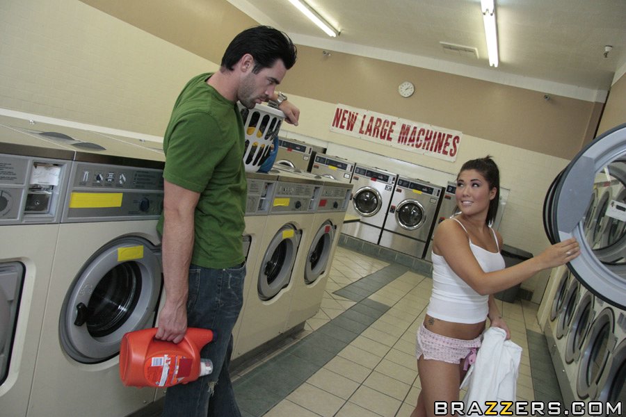 アジアン・ベイブ、ロンドン・キーが洗濯機の中でワイルドなセックスをする
 #54811357