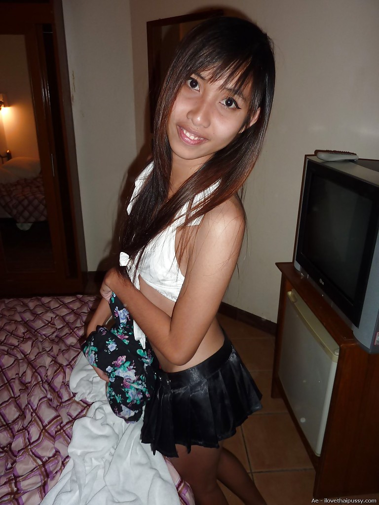 Skinny asiatische Babe mit winzigen Titten bekommt ihre rasierte Muschi porked
 #52241958