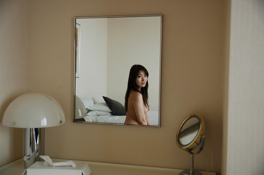 Asiática exponiendo su coño en primer plano y vibrando su clítoris
 #50043603