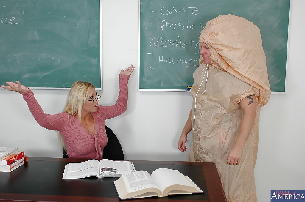 Vollbusige blonde Lehrerin hat Hardcore-Spaß mit ihrem fiesen gehangenen Schüler
 #53698253