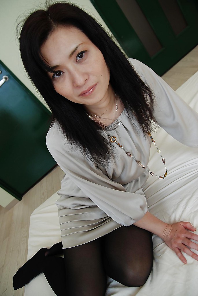 Kuschelige asiatische Milf Chisato Miura zieht sich aus und wird mit Vibrator gereizt
 #50047275