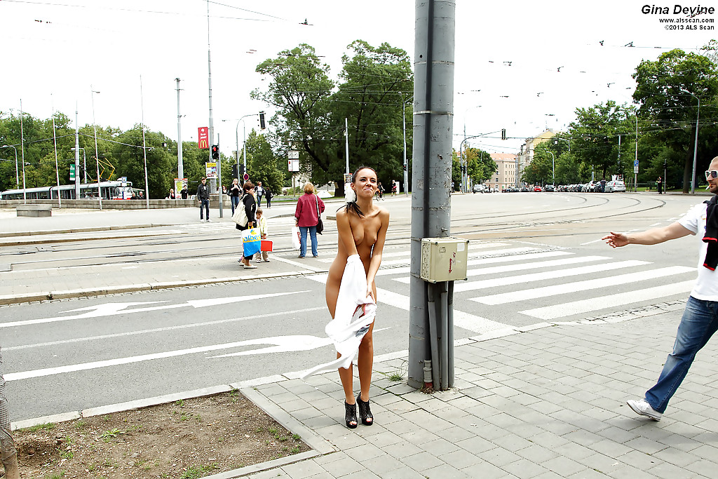 Kinky Brünette Amateur mit langen Beinen posiert nackt im öffentlichen Raum
 #51629443