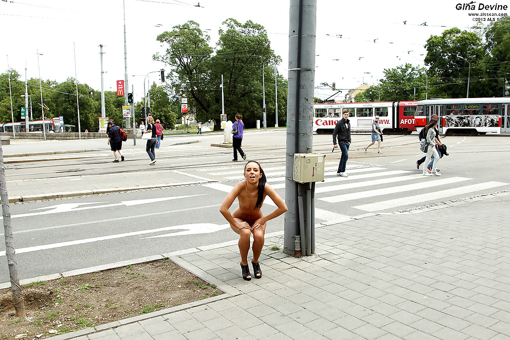 公共の場で裸でポーズをとる長い脚を持つ変態ブルネット素人
 #51629917
