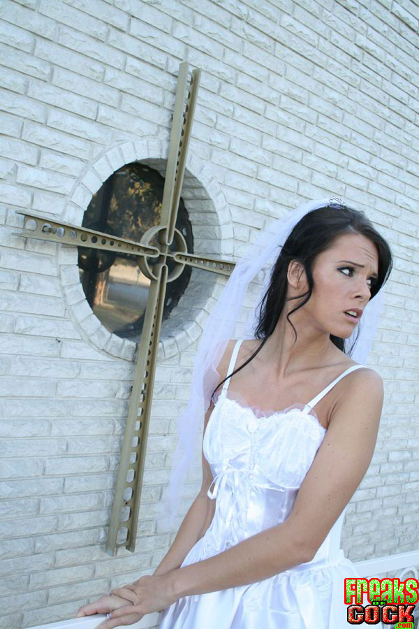 MILF babe in bride's dress Jennifer Dark spreading pussy #52337007