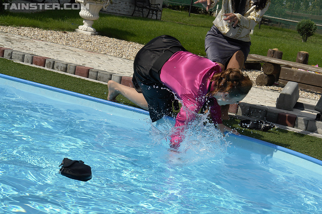 濡れた服を着てプールで遊ぶフェティッシュな女性たち
 #55265979