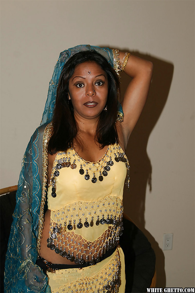 Lüstern indische Dame entblößt ihre schönen Titten und haarige Muschi
 #51170777