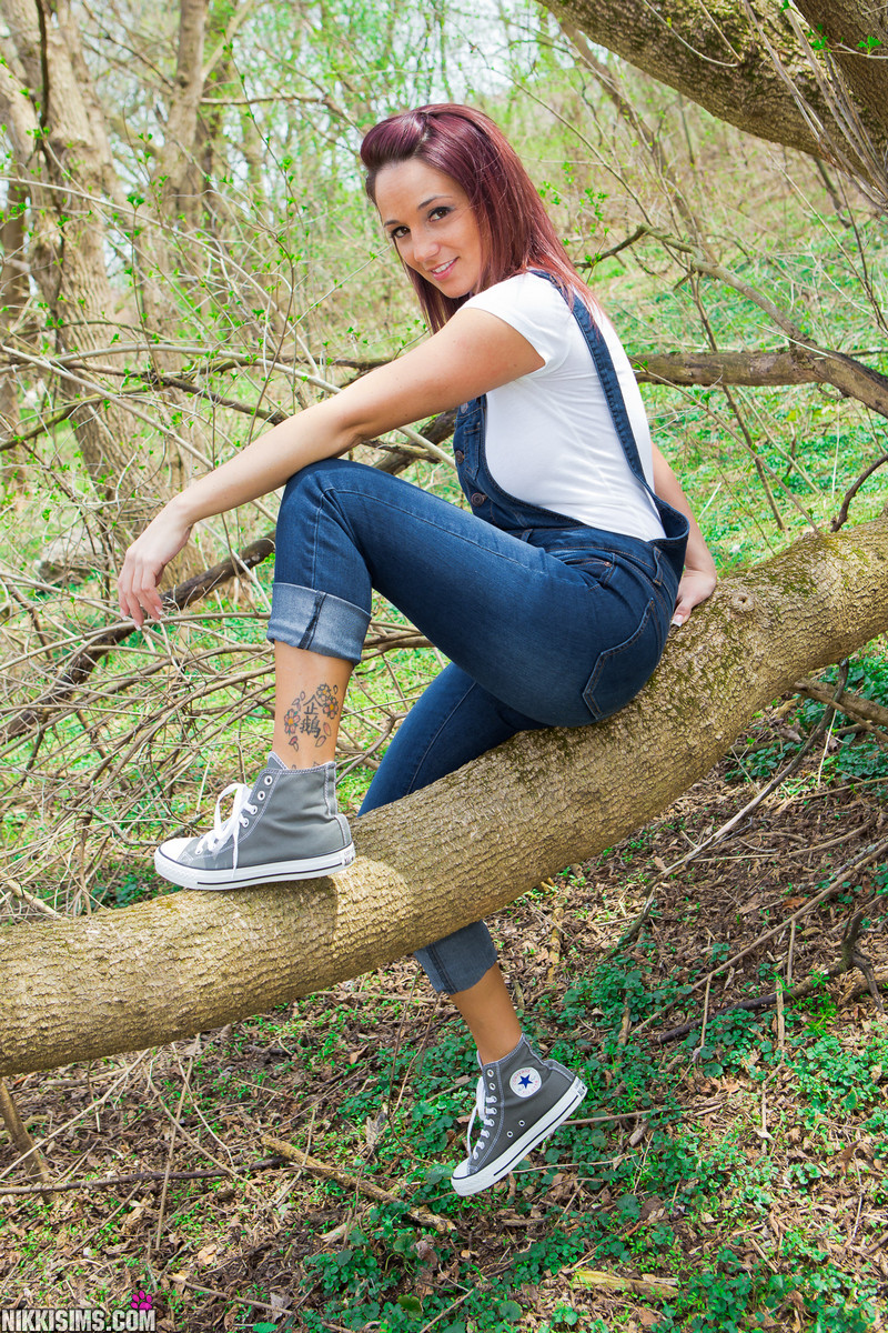 Nikki, une superbe rousse, enlève sa chemise moulante dans les bois.
 #51198279