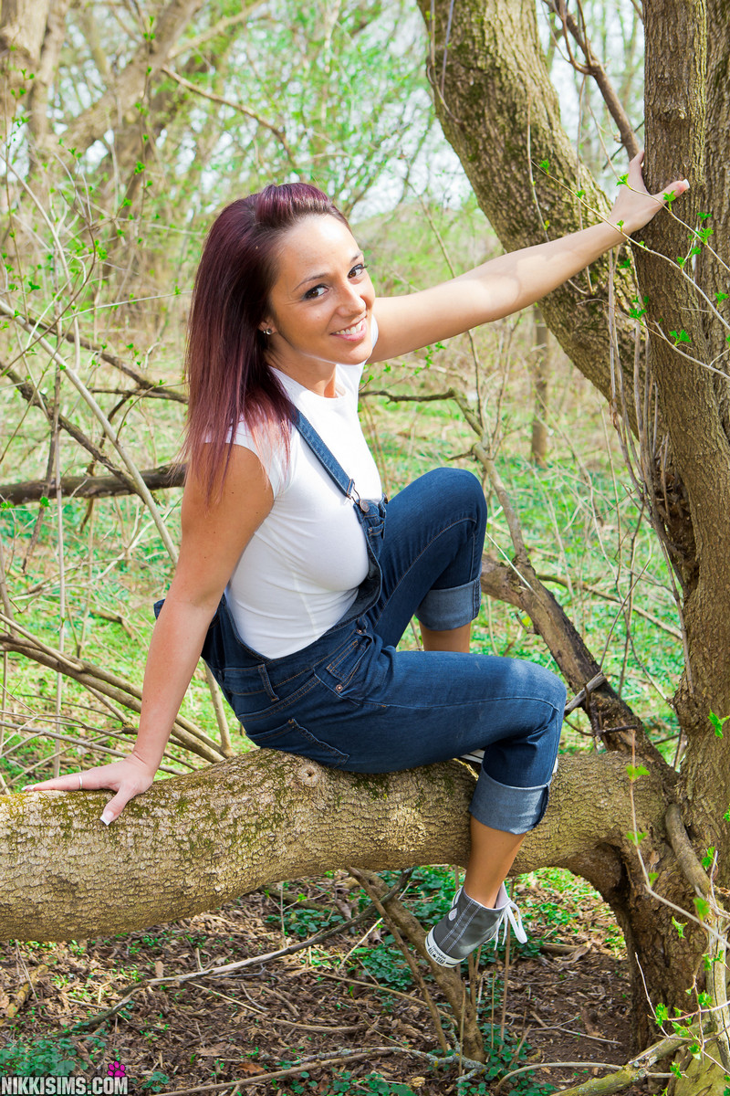 Nikki, une superbe rousse, enlève sa chemise moulante dans les bois.
 #51198282