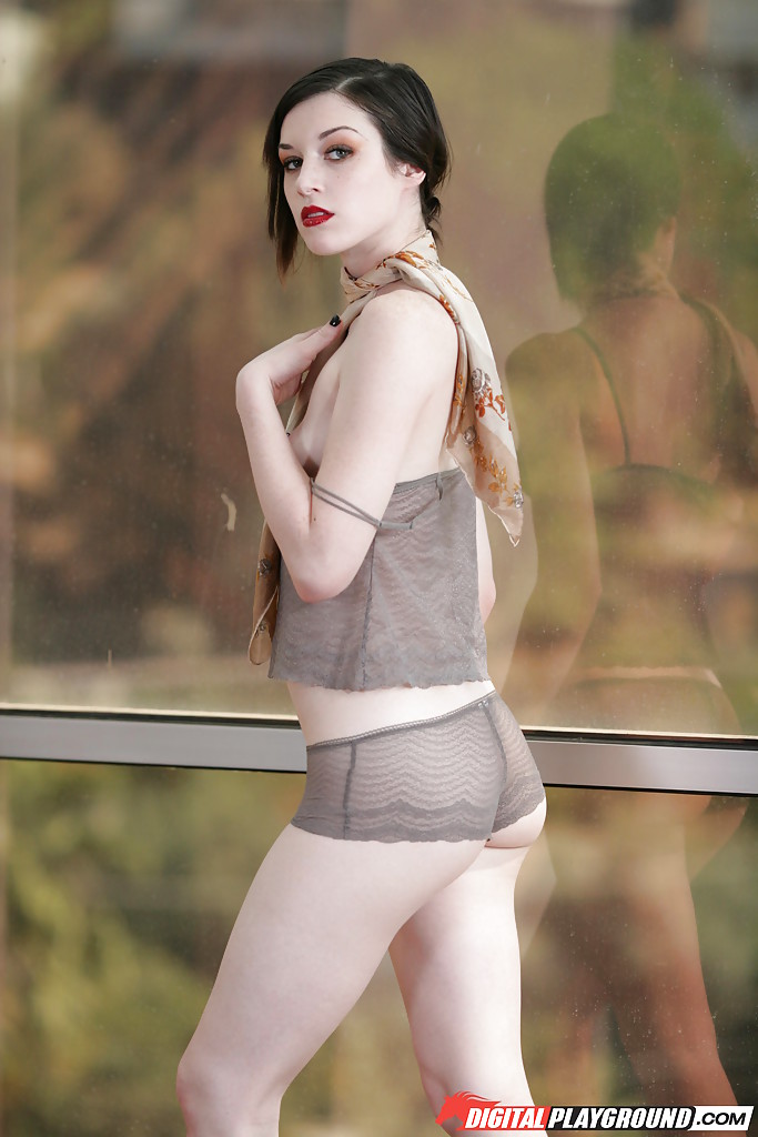 Skinny Babe Stoya posiert bekleidet und zieht sich ziemlich heiß aus
 #55655781