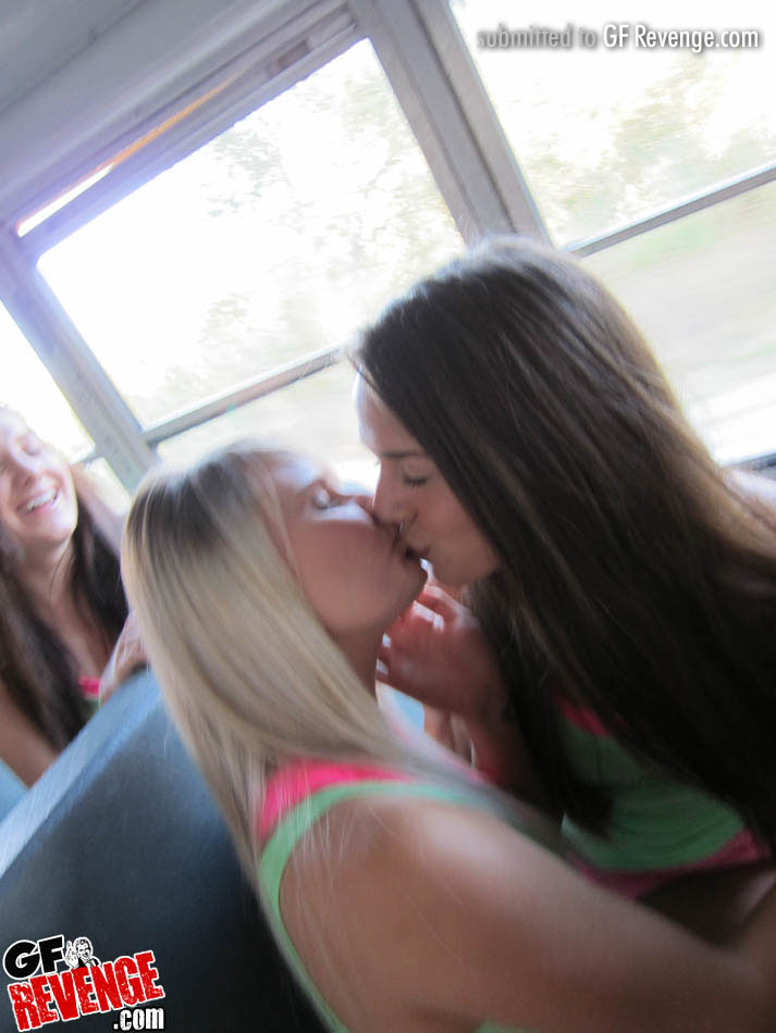 Des filles avec de beaux seins s'amusant comme des lesbiennes dans un bus.
 #50942019