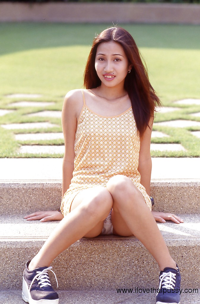 Asiatische Cutie entblößt ihren sexy Körper und spreizt ihre schlanken Beine
 #52218234