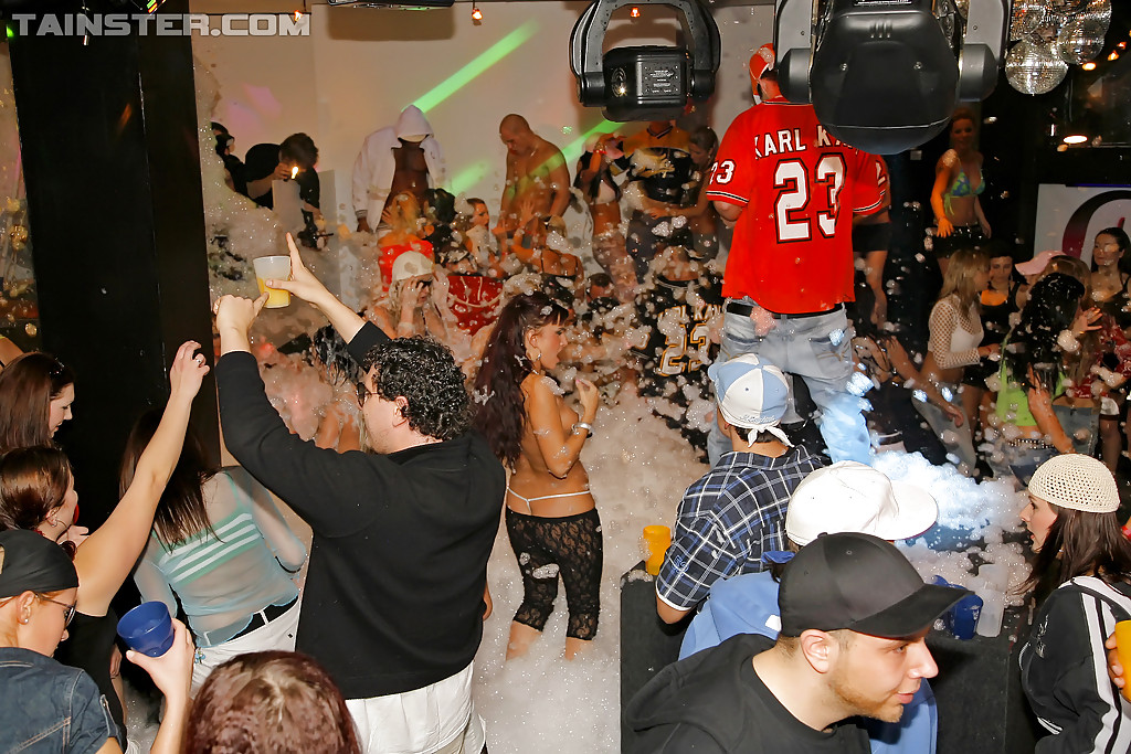 Chicas follables pasando un buen rato en la fiesta de la espuma salvaje
 #53505118