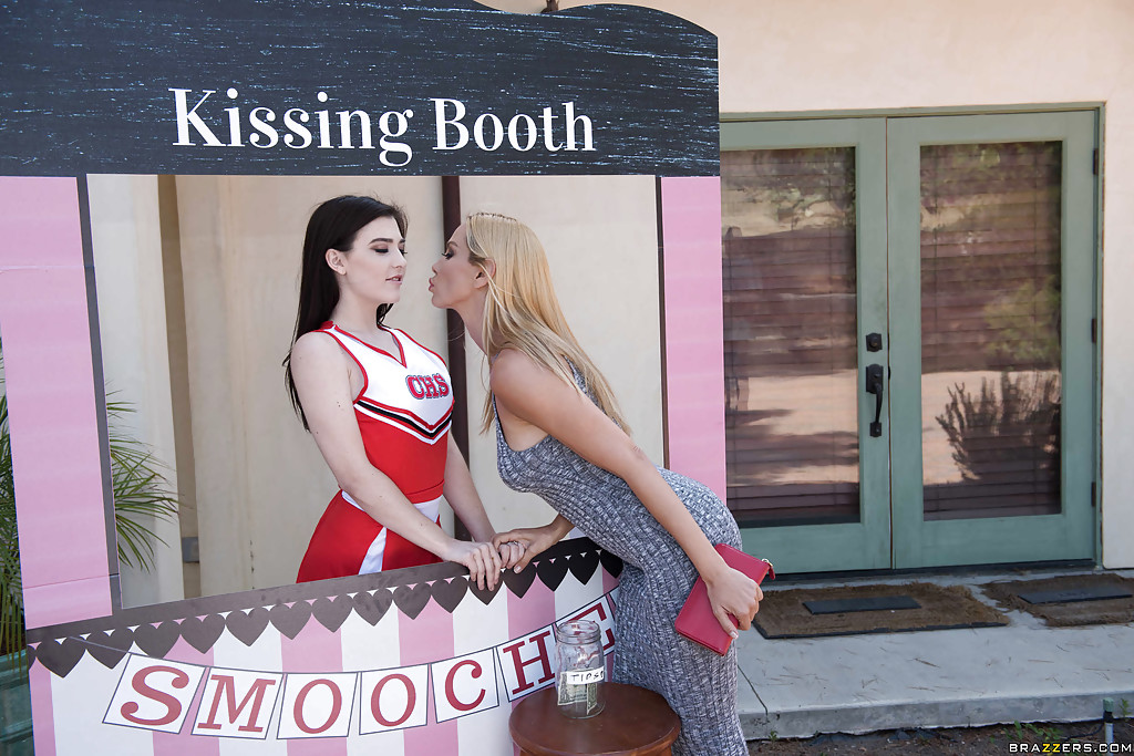 Milf habillée embrasse une cheerleader jeune avant de devenir lesbienne pour de l'argent.
 #55445726