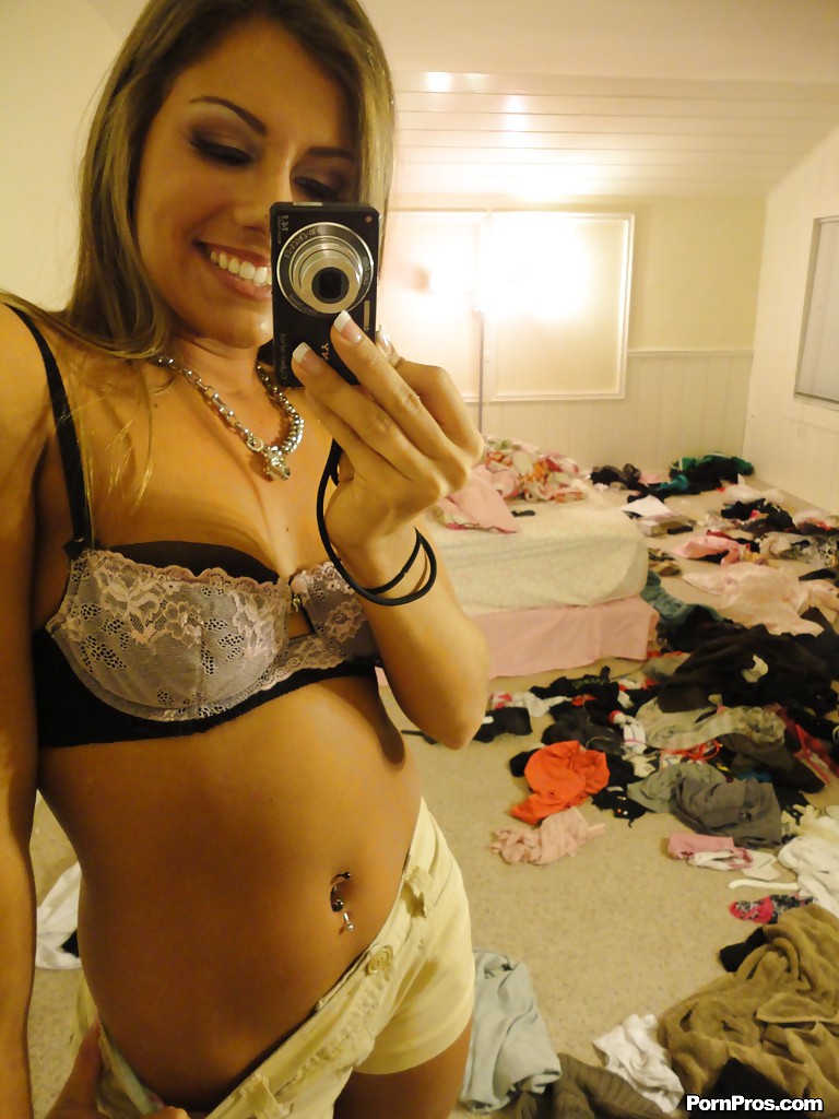 L'amatrice Bella Beyle se déshabille pour faire des photos maison en lingerie.
 #51110226