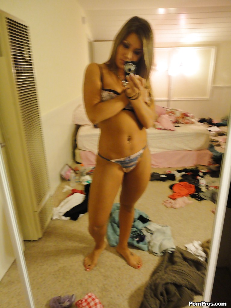 L'amatrice Bella Beyle se déshabille pour faire des photos maison en lingerie.
 #51110247