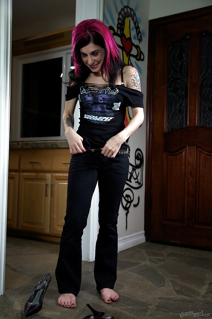 La punk doxy no desnuda se aprieta las tetas y se burla de sus agujeros con las bragas puestas
 #52079678