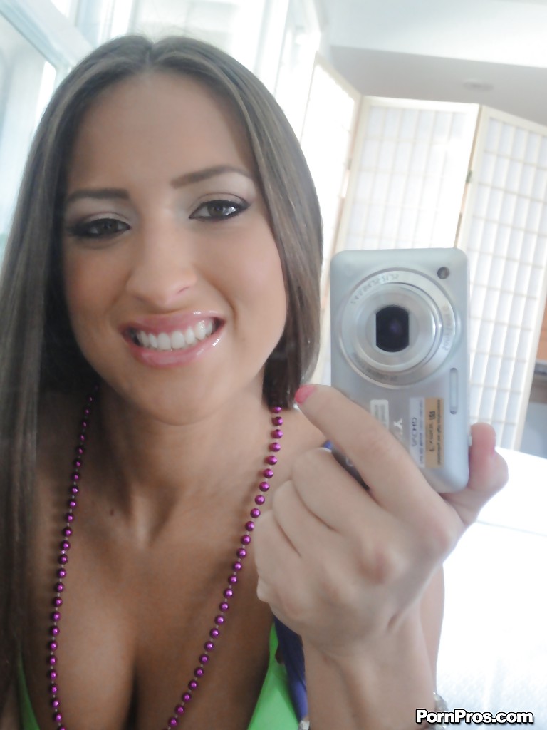 Lizz tayler, une fille solitaire, prend des selfies dans le miroir en enlevant ses vêtements.
 #51833969