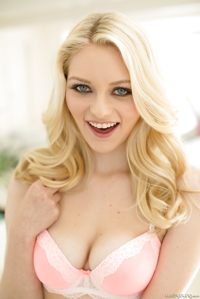 La jeune blonde Allie Rae dévoile ses gros seins naturels.
 #52592207
