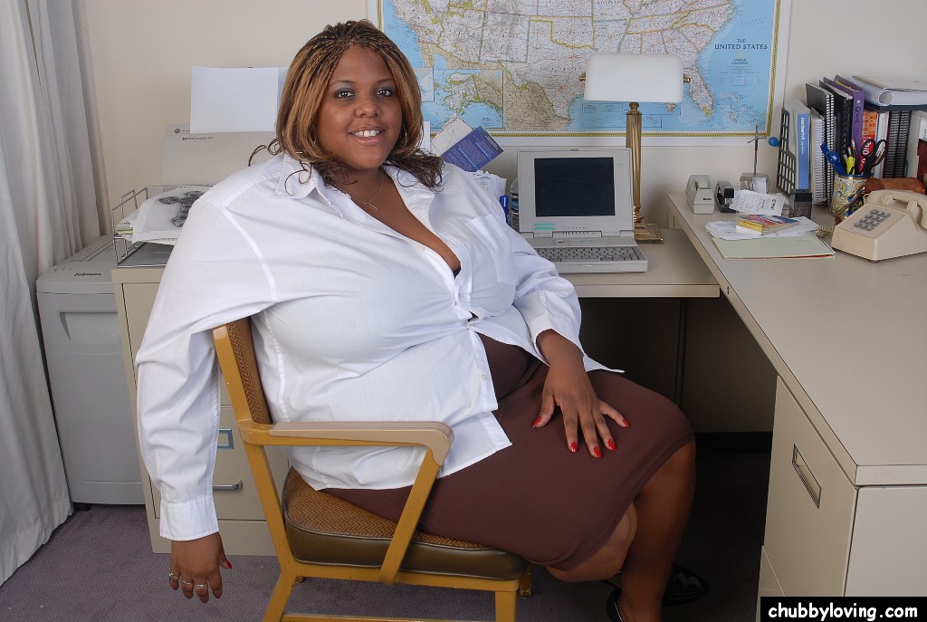 ebony minxx, une enseignante ssbbw souriante, se déshabille dans son bureau.
 #51632236