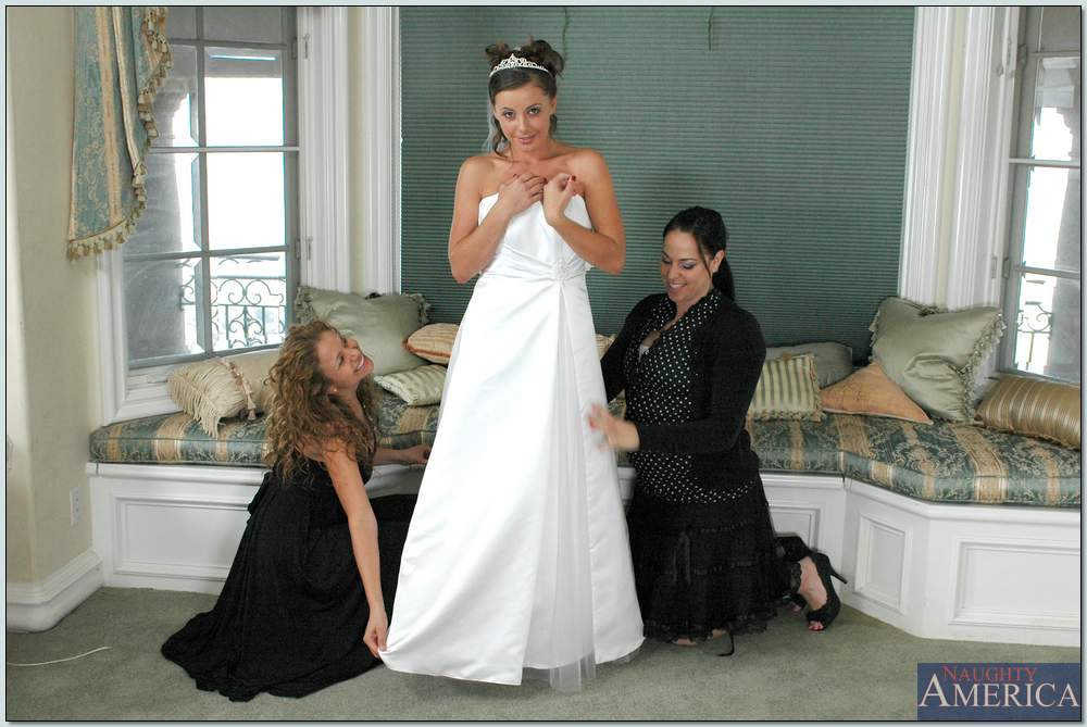 Vollbusige Blondine Nikki Benz hilft Penny Flamme bei der Anprobe des Hochzeitskleides
 #52363320