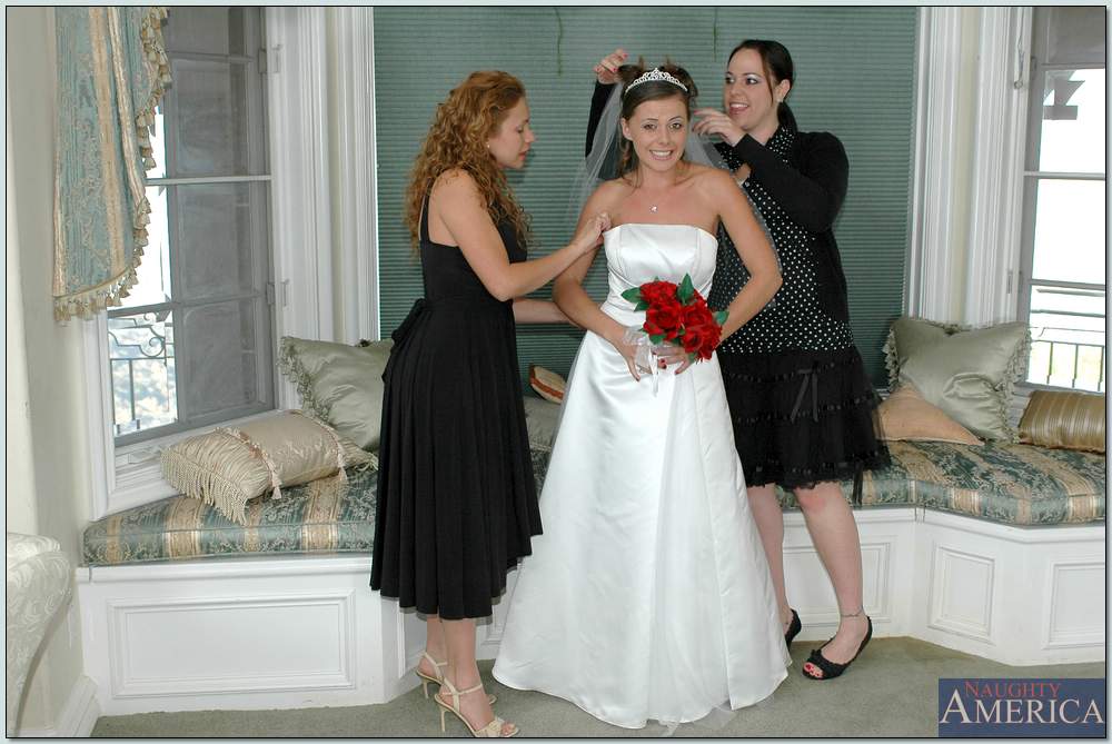 Vollbusige Blondine Nikki Benz hilft Penny Flamme bei der Anprobe des Hochzeitskleides
 #52363411