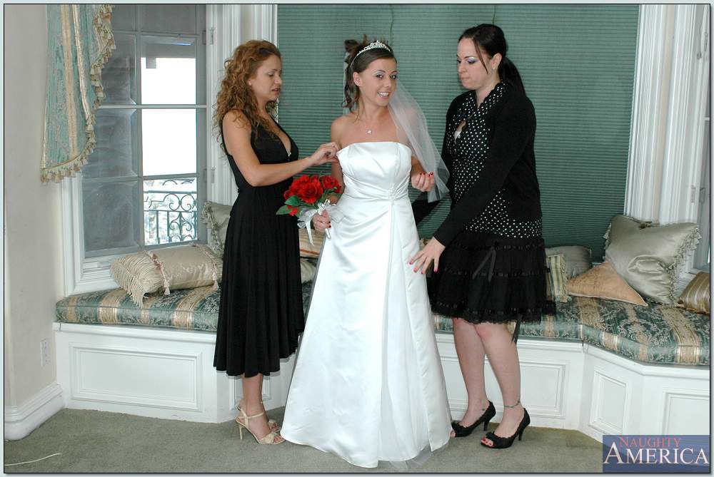 Vollbusige Blondine Nikki Benz hilft Penny Flamme bei der Anprobe des Hochzeitskleides
 #52363447